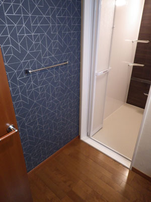 ダークウォールナットで落ち着いた浴室空間に ダークウォールナットで落ち着いた浴室空間に